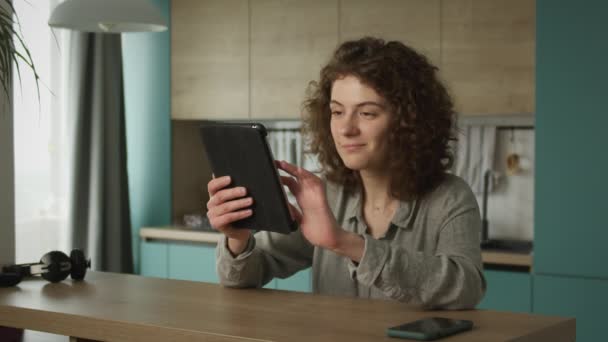Jeune 20s adulte étudiant ouvrant un ordinateur portable et commencer à travailler dans sa cuisine — Video