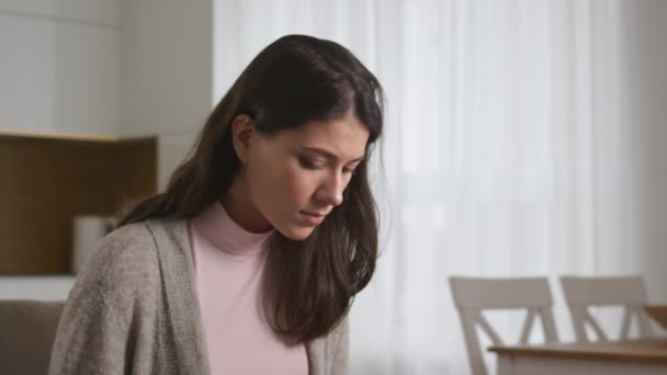 Portret van een jonge aantrekkelijke blanke vrouw op zoek naar een oplossing tijdens het werken op haar laptop — Stockvideo