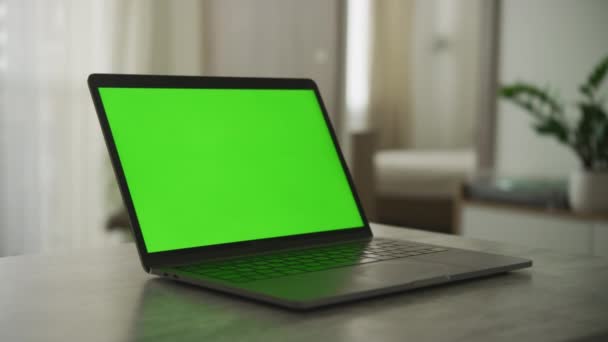 缓慢的光学放大进入带有绿色屏幕的笔记本电脑电脑屏幕 — 图库视频影像