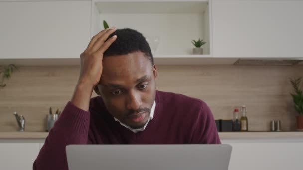 O homem afro-americano frustrado recebe más notícias inacreditáveis e reage com emoções. preto 20s estudante falha um exame — Vídeo de Stock
