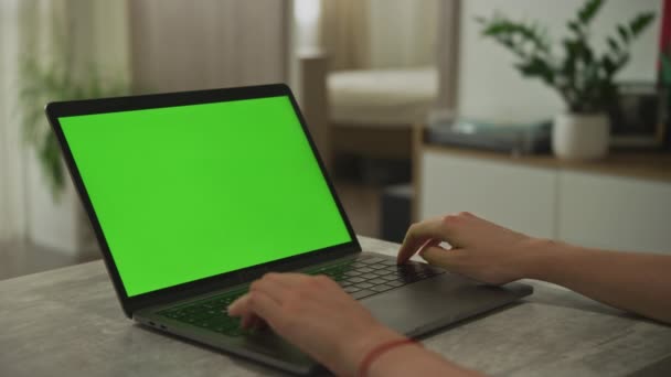 Mani che digitano su un computer portatile con schermo verde a chiave cromatica all'interno — Video Stock