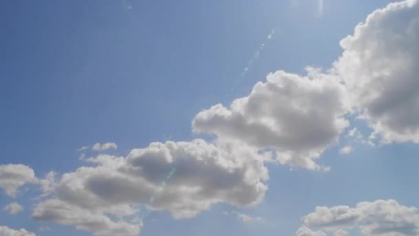 Dramatický izolované mraky formace timelapse na jasný slunečný letní den — Stock video
