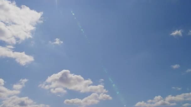 Geïsoleerde wolken formatie timelapse op een heldere zonnige zomerdag — Stockvideo