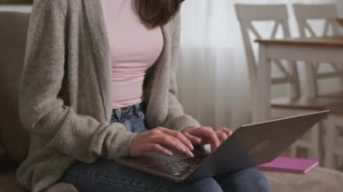 Panorama 'yı dizüstü bilgisayardan oturma odasında genç, beyaz bir kadının mutlu yüzüne kadar kapat.