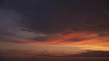 Gün batımında güzel bir silueti çevirin