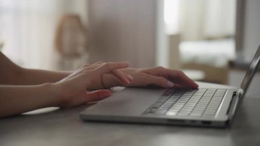 Klavyenin yanındaki dizüstü bilgisayarın dokunmatik dokunmatik dokunmatik dokunmatik tuşuna yakın olan eller, günlük dijital navigasyon ve uzaktan kumandayı gösteriyor..