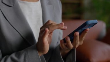 Akıllı telefon kullanan ellerin kapatılması, kaydırma, mobil tarama, mesaj, uygulama kullanımı ve dijital iletişim gibi kavramlar için idealdir.