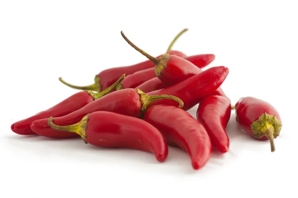 Beyaz bir arka plan üzerinde biraz pul biber