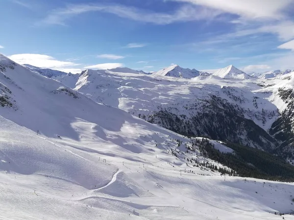 Avustralya Alplerinde kayak yapmak ve karlı dağların manzarası. Kayak pistleri. Avusturya 'da kayak alanı Bad Gastein. Kışın kayalık dağların muhteşem manzarası..