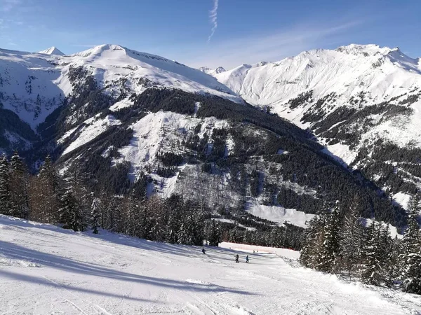 Kışın alp kayak yamacı. Kışın kayalık dağların muhteşem manzarası. Karlı dağ zirveleri. Avusturya 'da Dorfgastein kayak alanı. 