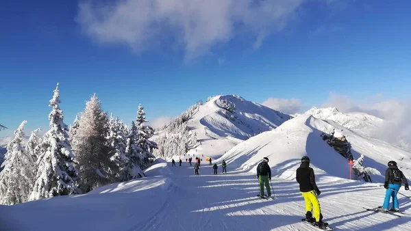 Narciarze Snowboardziści Ośrodku Narciarskim Dorfgastein Narty Austriackich Alpach Niesamowita Panorama — Zdjęcie stockowe