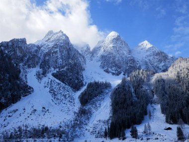 Alplerdeki karlı kayalık dağlar