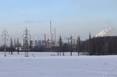 Fabrikaya yüksek voltajlı elektrik hattı.