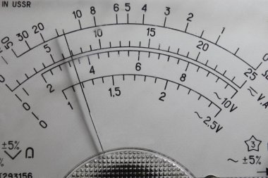 Analog multimetrenin gösterge paneli. Eski alet. Bir analog ölçüm aracının ayrıştırıcı ölçeği.