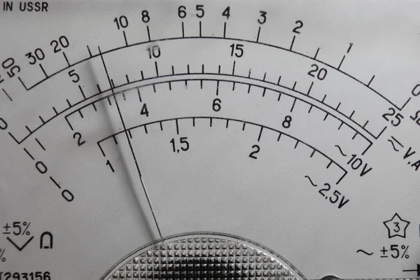 Analog multimetrenin gösterge paneli. Eski alet. Bir analog ölçüm aracının ayrıştırıcı ölçeği.