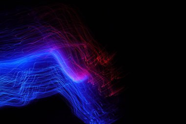 Kırmızı-mavi ışık çizgileri. Siyah arka planda renkli ışık boyası. Uzun pozlu fotoğrafçılık.