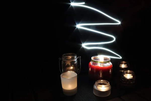 Kerzen Auf Schwarzem Hintergrund Leuchtende Lichtkurve Lichtmalerei Fotografie Magisches Stillleben — Stockfoto