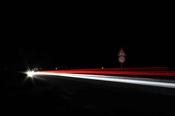 Foto Noturna Carros Que Passam Estrada Velocidade Limitada Cuidado Com — Fotografia de Stock