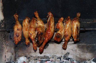 Kömürde tavuk budu kızartıyorum. Izgarada yemek hazırlıyorum. Yeni pişmiş..