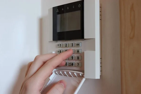 Hand Toetsenbord Van Modern Huisbeveiligingssysteem Bescherming Van Eigendommen Door Alarm — Stockfoto