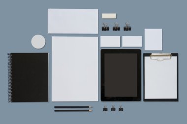 Mock-up iş şablonu tablet ve Not Defteri ile.