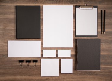 Kahverengi ahşap Resepsiyon arka plan üzerinde marka mockup koleksiyon.