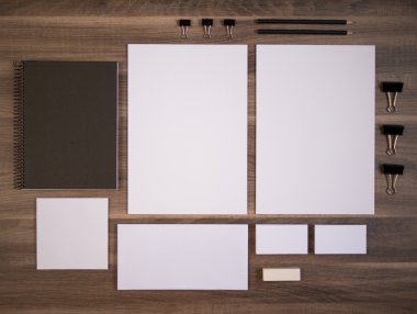 Kurumsal kimlik tanıtımı için marka mockup koleksiyonu.