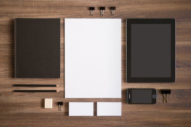 Mockup marka cep ile kahverengi ahşap masa ayarla.