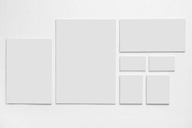 Beyaz arka planda gri Kırtasiye mock-up şablonu.