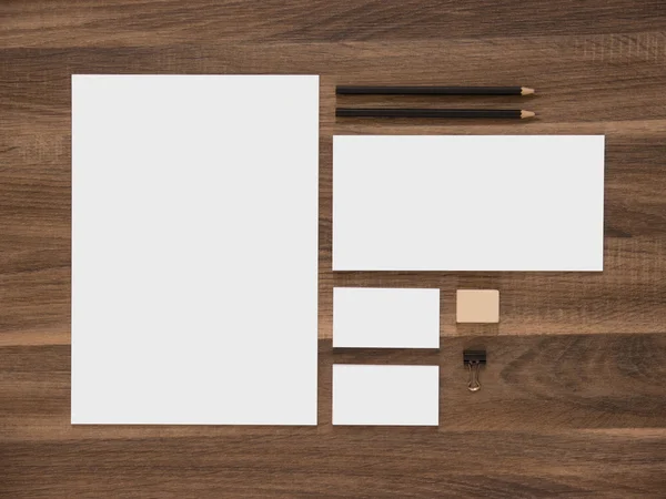 Carteira, envelope e cartões de visita em branco na mesa de madeira . — Fotografia de Stock