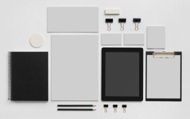 Beyaz tablete mock-up marka şablonuyla