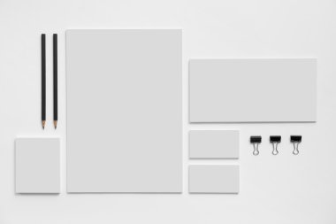 Beyaz gri iş kartları ile boş marka mockup
