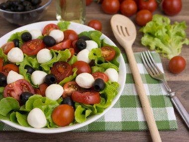 Taze sebze salatası. Yeşil salata, peynir ve domates.