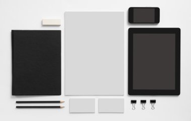 İleti örneği tablet ve cep telefonu ile kümesi.
