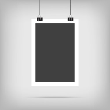 Asılı kağıt işaretiyle ataç ve gölge.