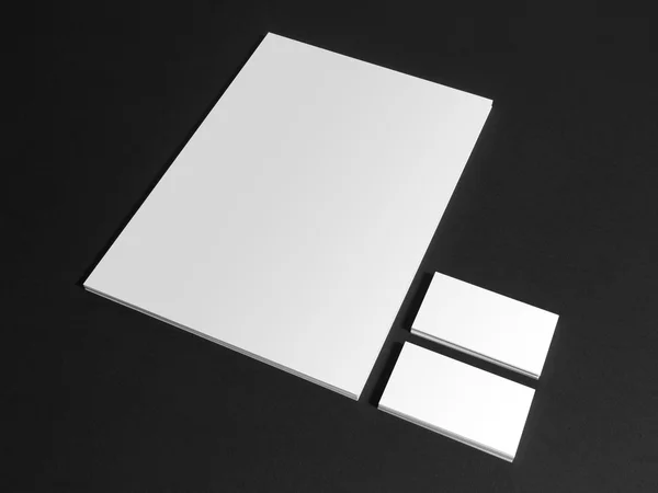 Modelo de papelaria em branco com cartões de visita no escuro — Fotografia de Stock
