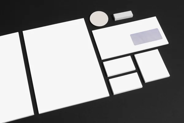 Set van kantoorbenodigdheden voor merk presentatie op zwart — Stockfoto