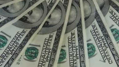 Amerikan yüz dolar faturaları döndürme.