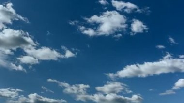 Hızlı hareket bulutların üstünde mavi gökyüzü.