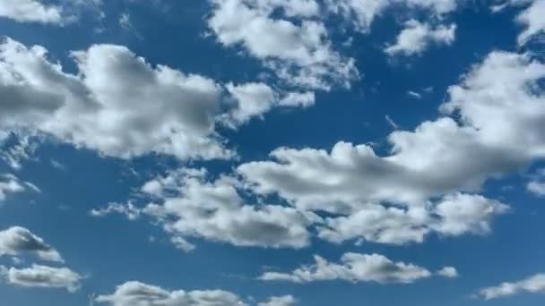 Nuvens no céu azul. — Vídeo de Stock