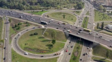Kyiv 'deki çok katlı otoyol kavşağının panoramik hava görüntüsü. Kiev 'deki şehir trafiğine doğru güzel bir drone atışı. Ukrayna.