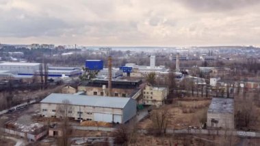 Fabrika depolarının kapalı ve kullanılmamış insansız hava aracı atışları. Endüstriyel bölgenin yukarıdan geniş görünümü. 