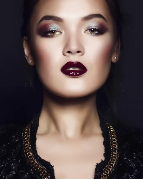 Kırmızı dudaklar ile kız