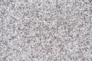 Asfalt dokusu üzerinde kar