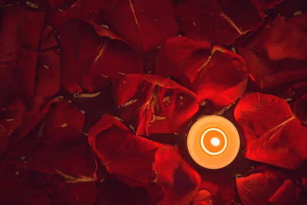 Kerze und Rosenblätter im Wasser — Stockfoto