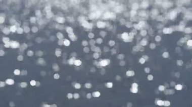 Değişken odak ile su yüzeyinde parlama