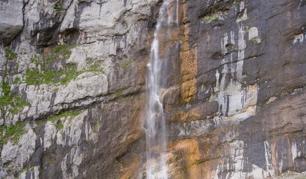 Cachoeira alta, Vodopadisty. A montanha Fischt. A Rússia. Caucas — Fotografia de Stock