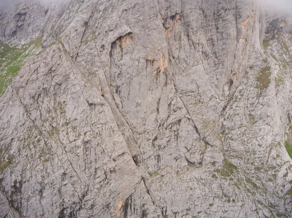 Zdjęcie lotnicze. Stone Mountain twarz Pshekha su. Caucasus. — Zdjęcie stockowe