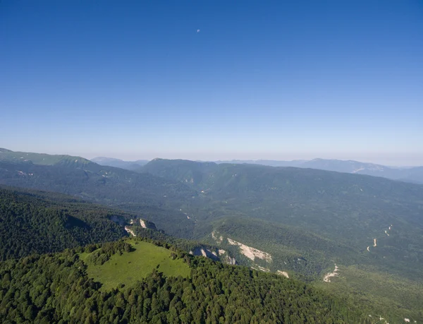 Αεροφωτογραφίες. Την κορυφογραμμή του βουνού καλύπτονται δάσος. Εκτάσεων στο βουνό — Φωτογραφία Αρχείου