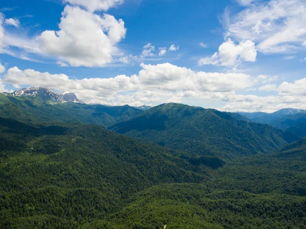 Αεροφωτογραφία. Ορεινής κοιλάδας. Τοπίο με βουνό οι κορυφές cov — Φωτογραφία Αρχείου